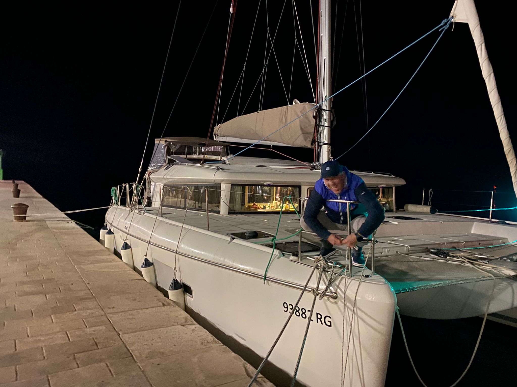 Yacht bei Überstellung auf See