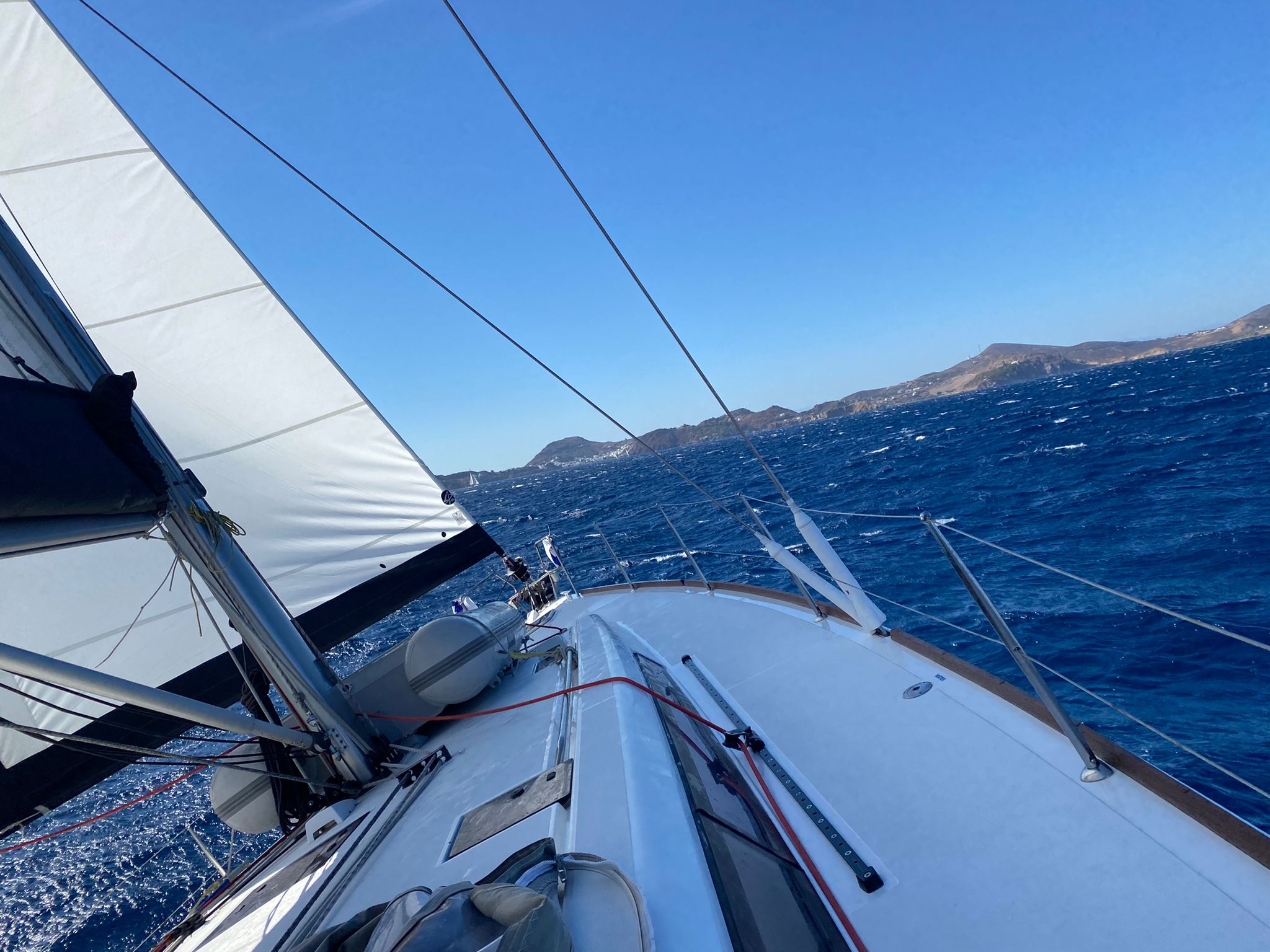 Luxuriöses Teakdeck einer Premium-Segelyacht